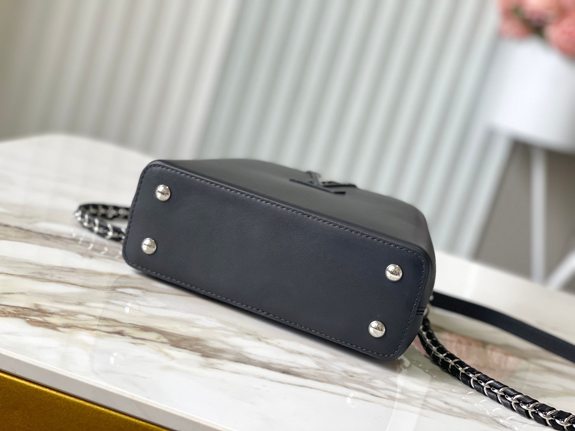 カプシーヌ イーストウエスト ミニ 22インチ ブラック シープスキン クリスタル＆シルバーハードウェア