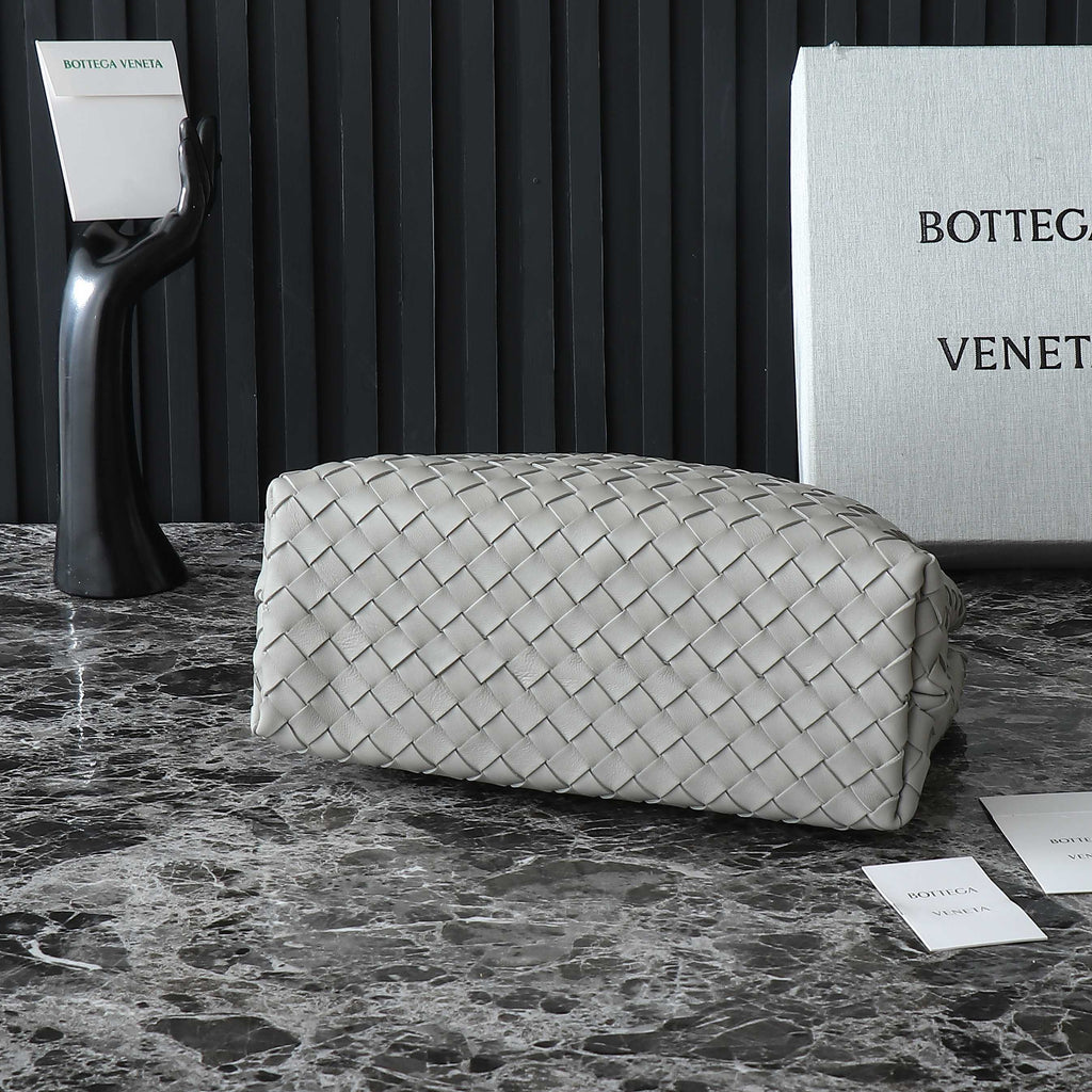 BV ミディアム アンダモ 32cm グレー ラムスキン