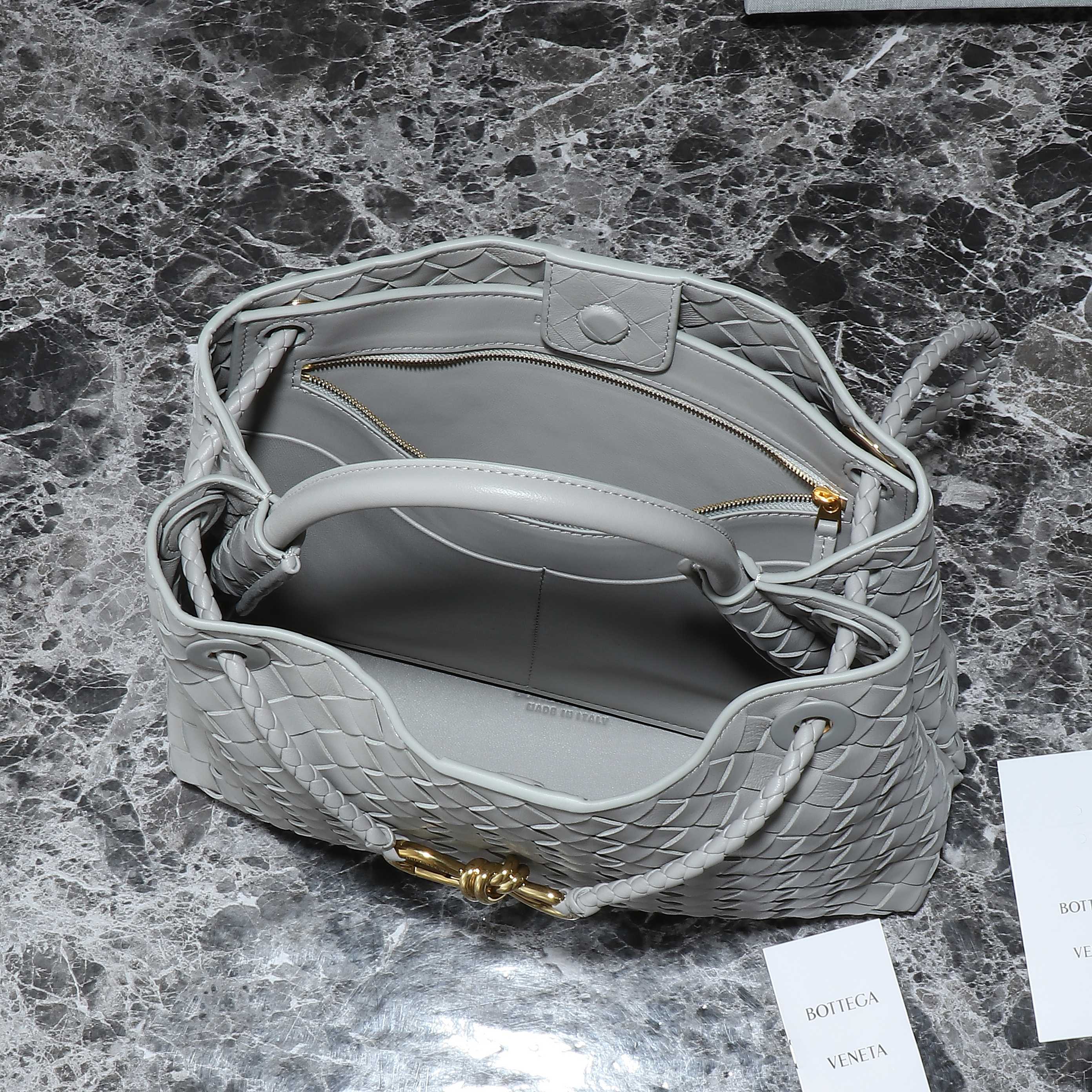 BV ミディアム アンダモ 32cm グレー ラムスキン