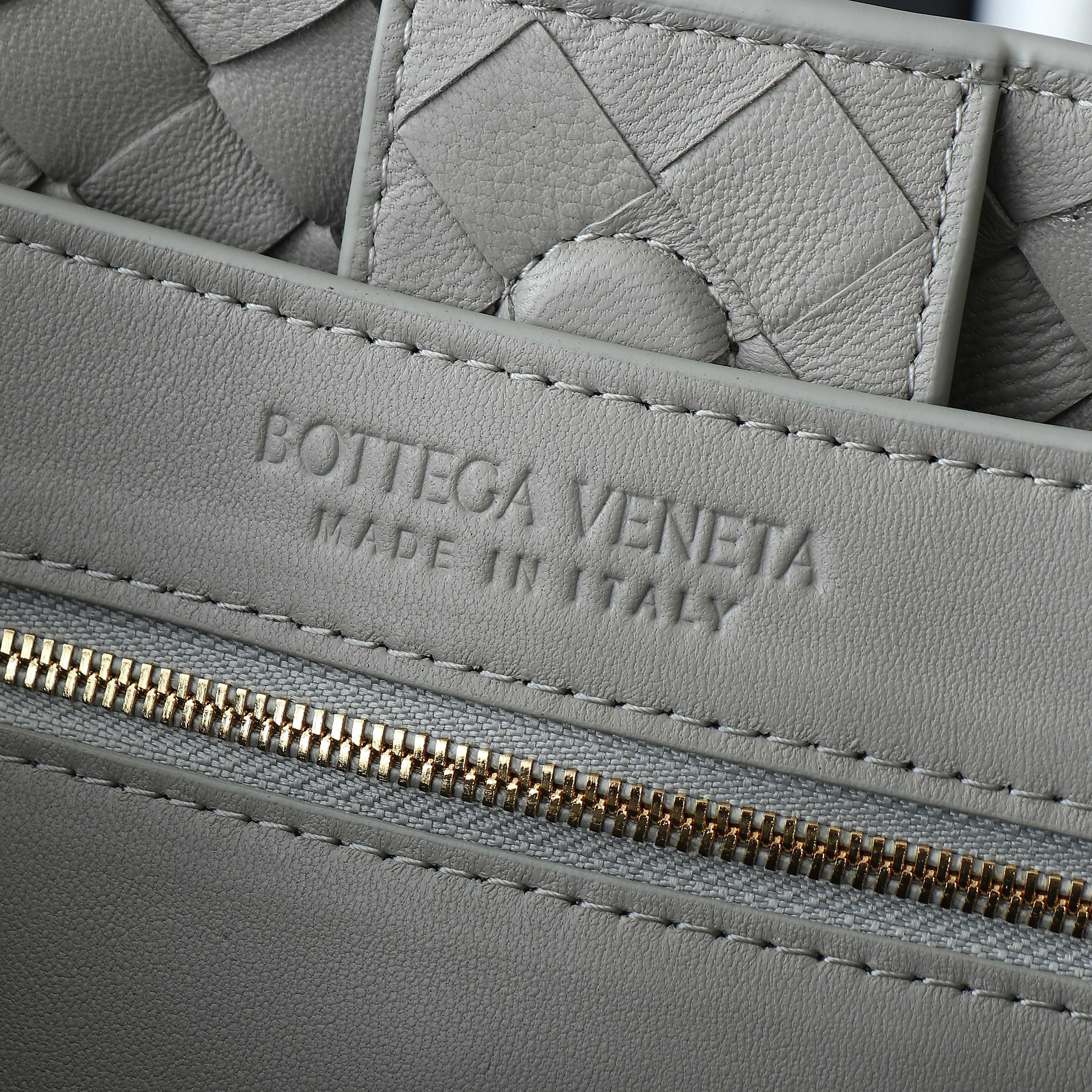 BV MEDIUM ANDIAMO 32CM GREY LAMBSKIN