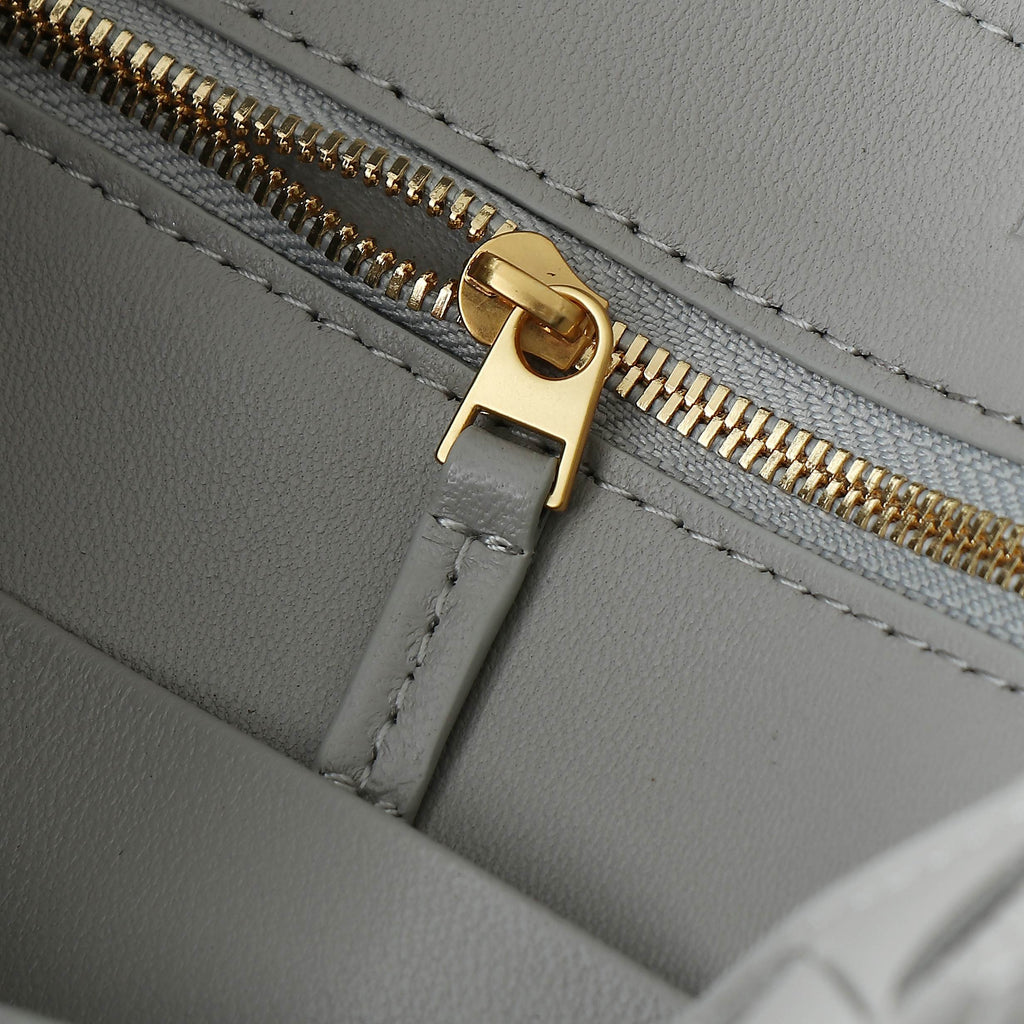 BV ミディアム アンダモ 32cm グレー ラムスキン