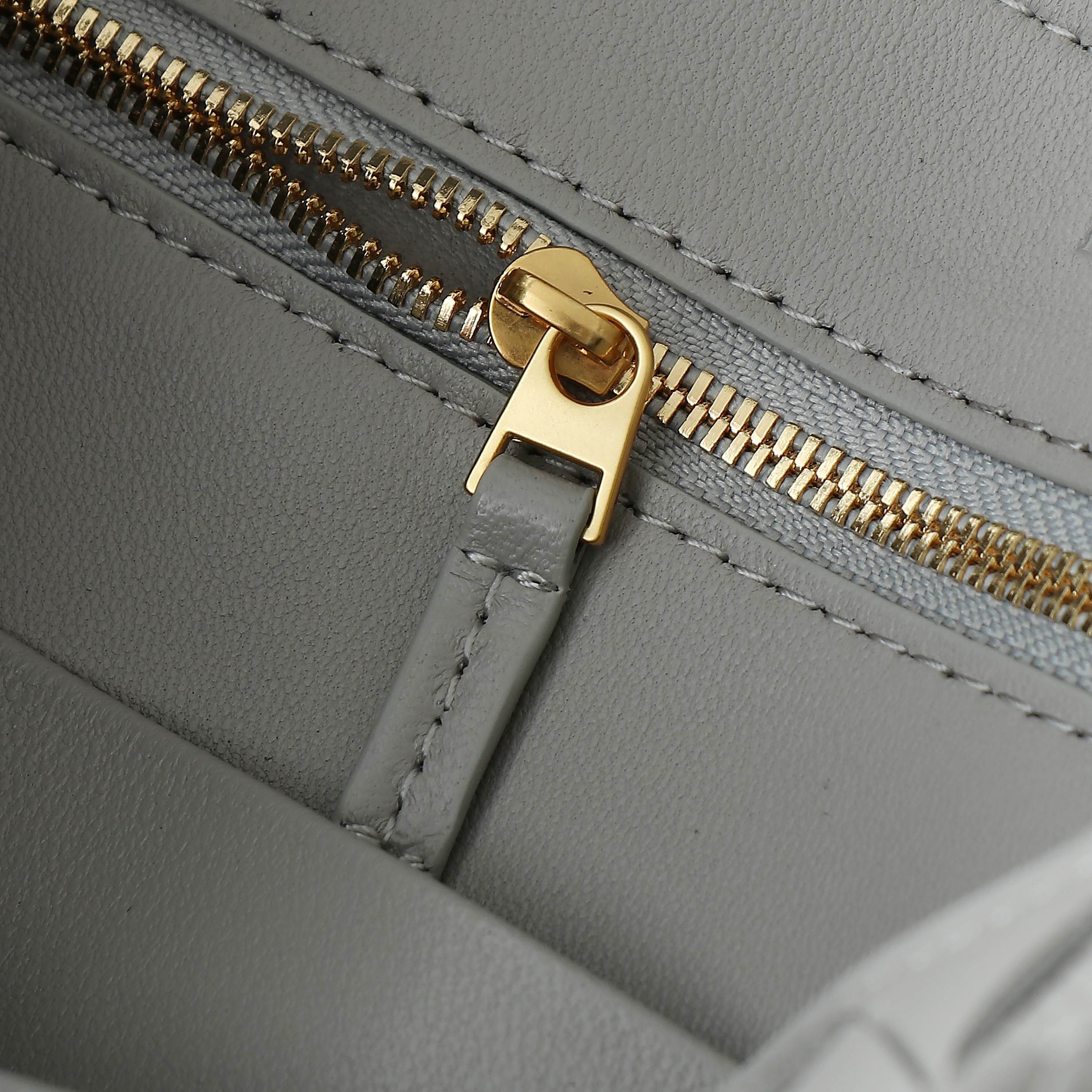 BV ミディアム アンダモ 32cm グレー ラムスキン