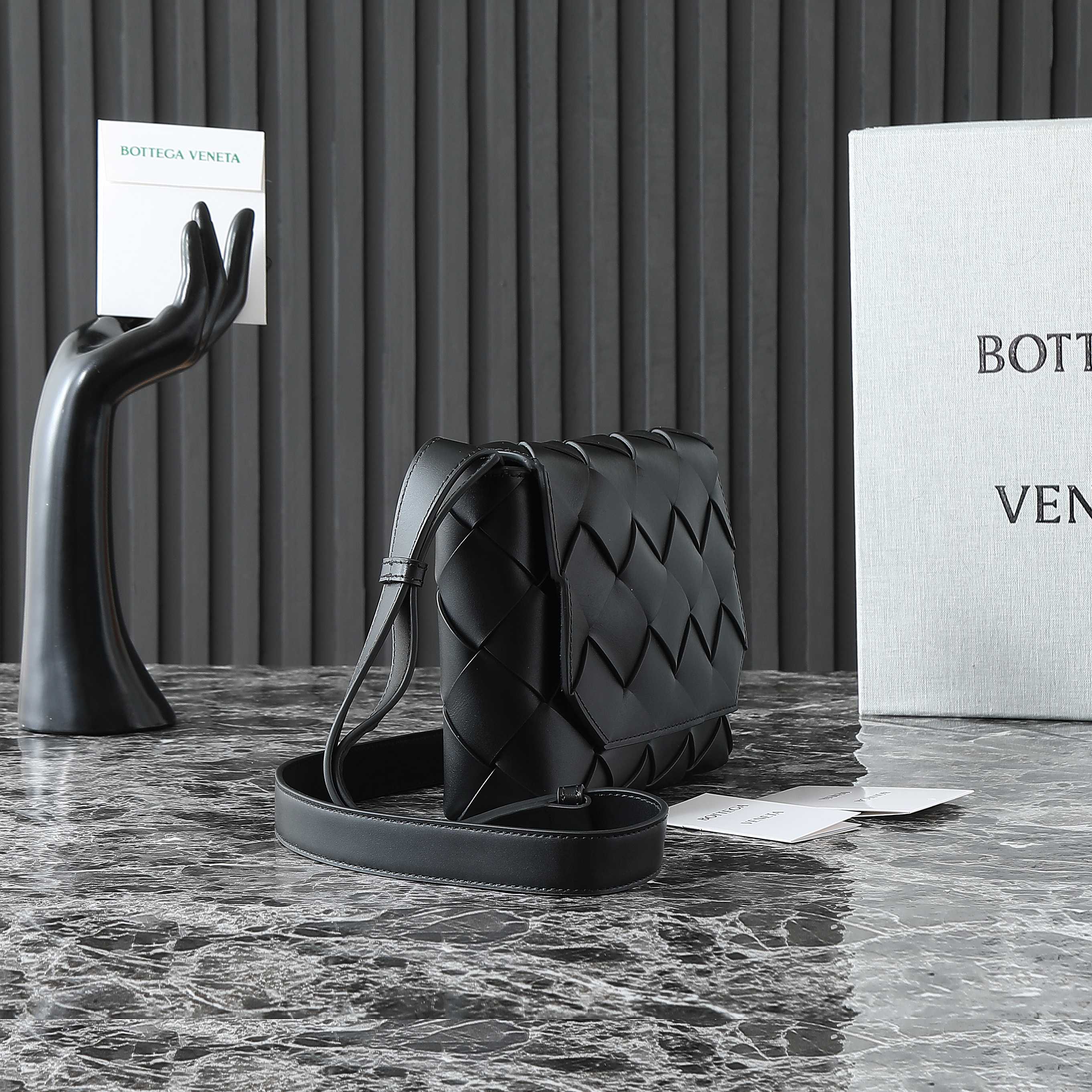 ボッテガ・ヴェネタ 25S ディアゴ 22 ブラックカーフスキン パテントシルバー金具