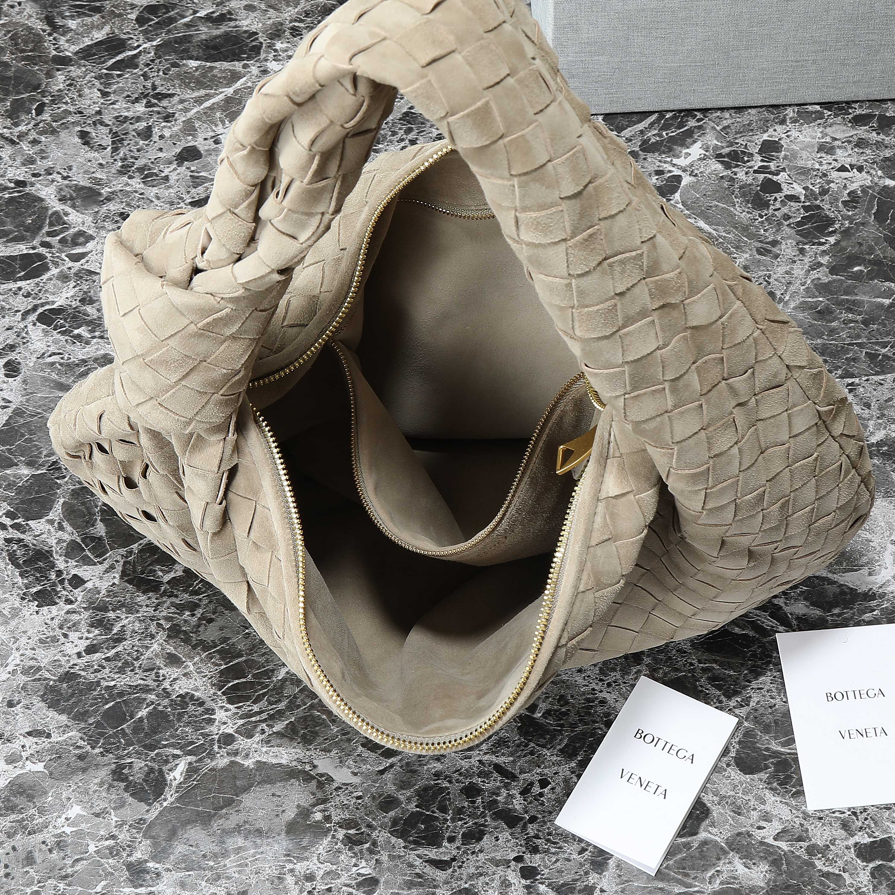 ボッテガ・ヴェネタ 25S スモール ジョディ 48 ミューテッドトープ スエード ゴールド金具