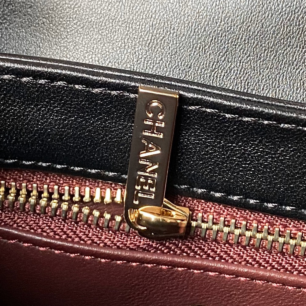 CC スモール 20 フラップバッグ（ブラックカーフスキン、チェーン付き）