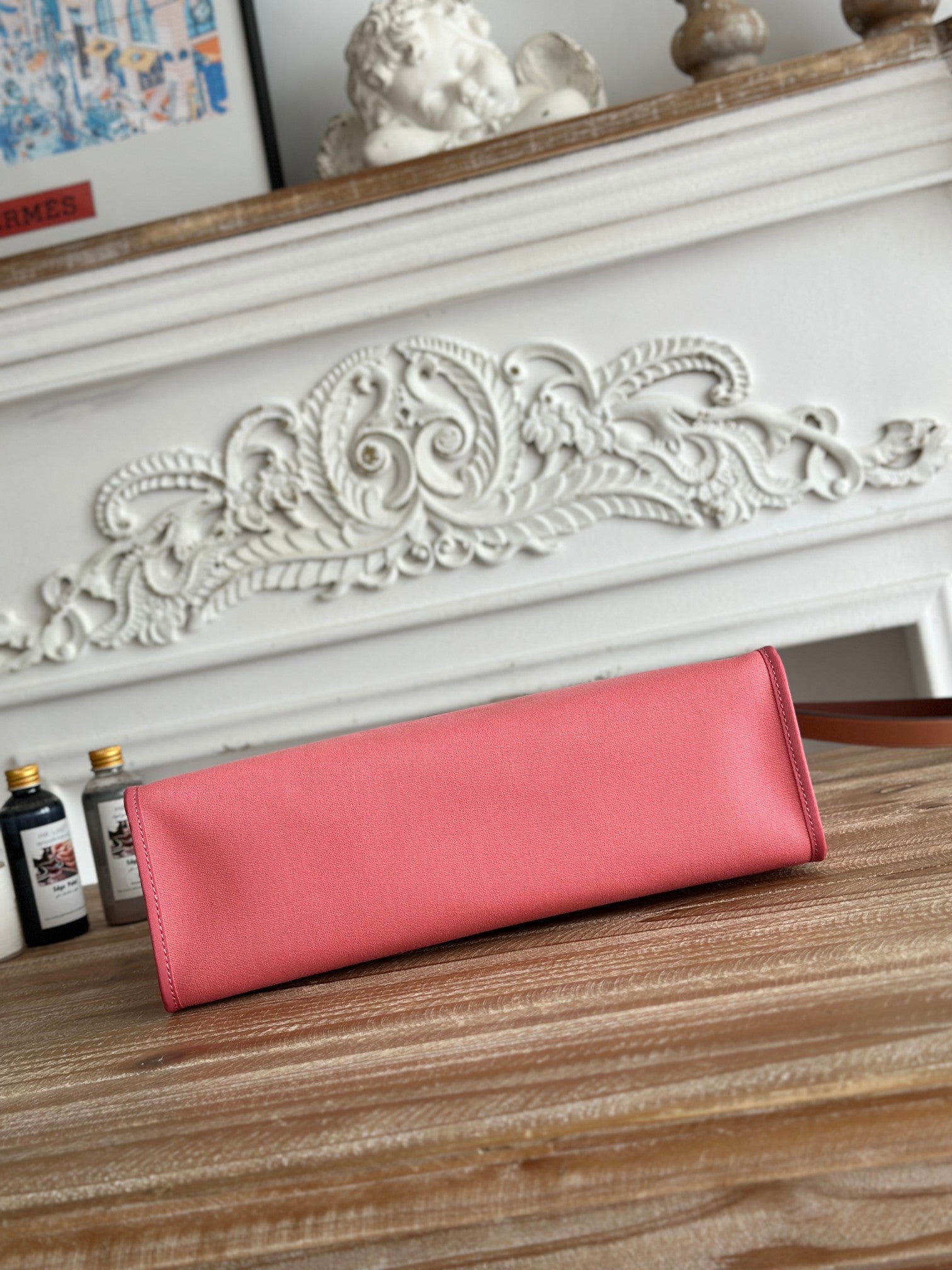 パンチピンクのキャンバスとブロンズブラウンのカーフスキンを使用したジップキャビン31バッグ