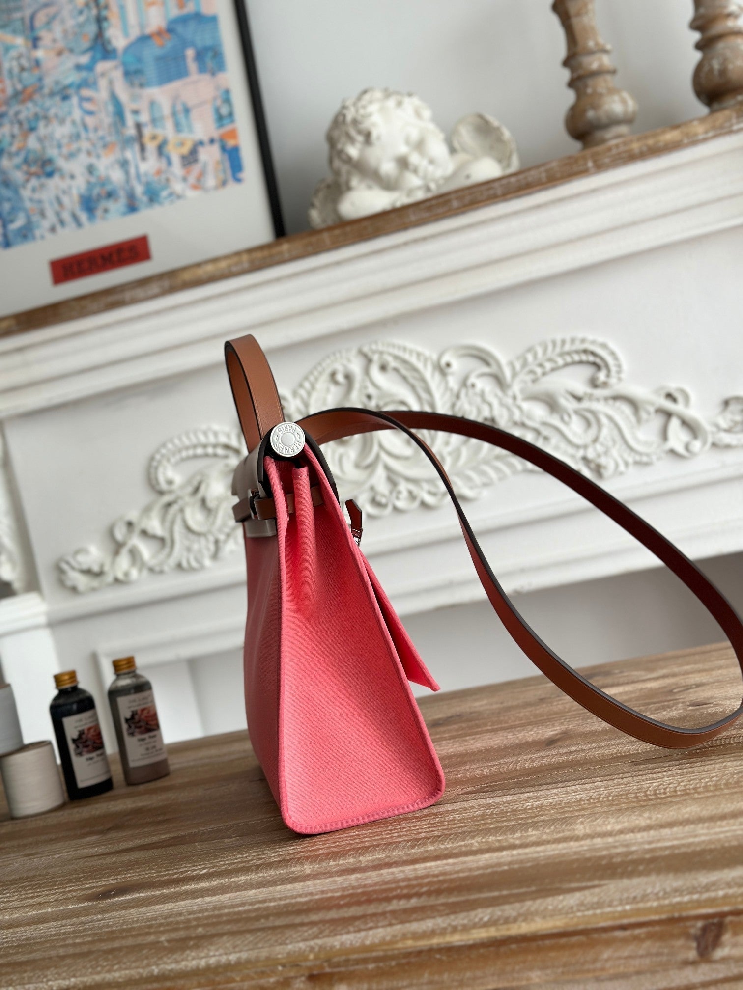 パンチピンクのキャンバスとブロンズブラウンのカーフスキンを使用したジップキャビン31バッグ