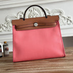 パンチピンクのキャンバスとブロンズブラウンのカーフスキンを使用したジップキャビン31バッグ