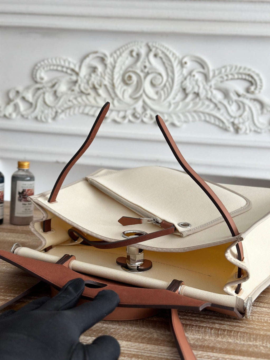 ジップ キャビン 31 バッグ（ホワイトクリームキャンバスとブロンズブラウンカーフスキン）