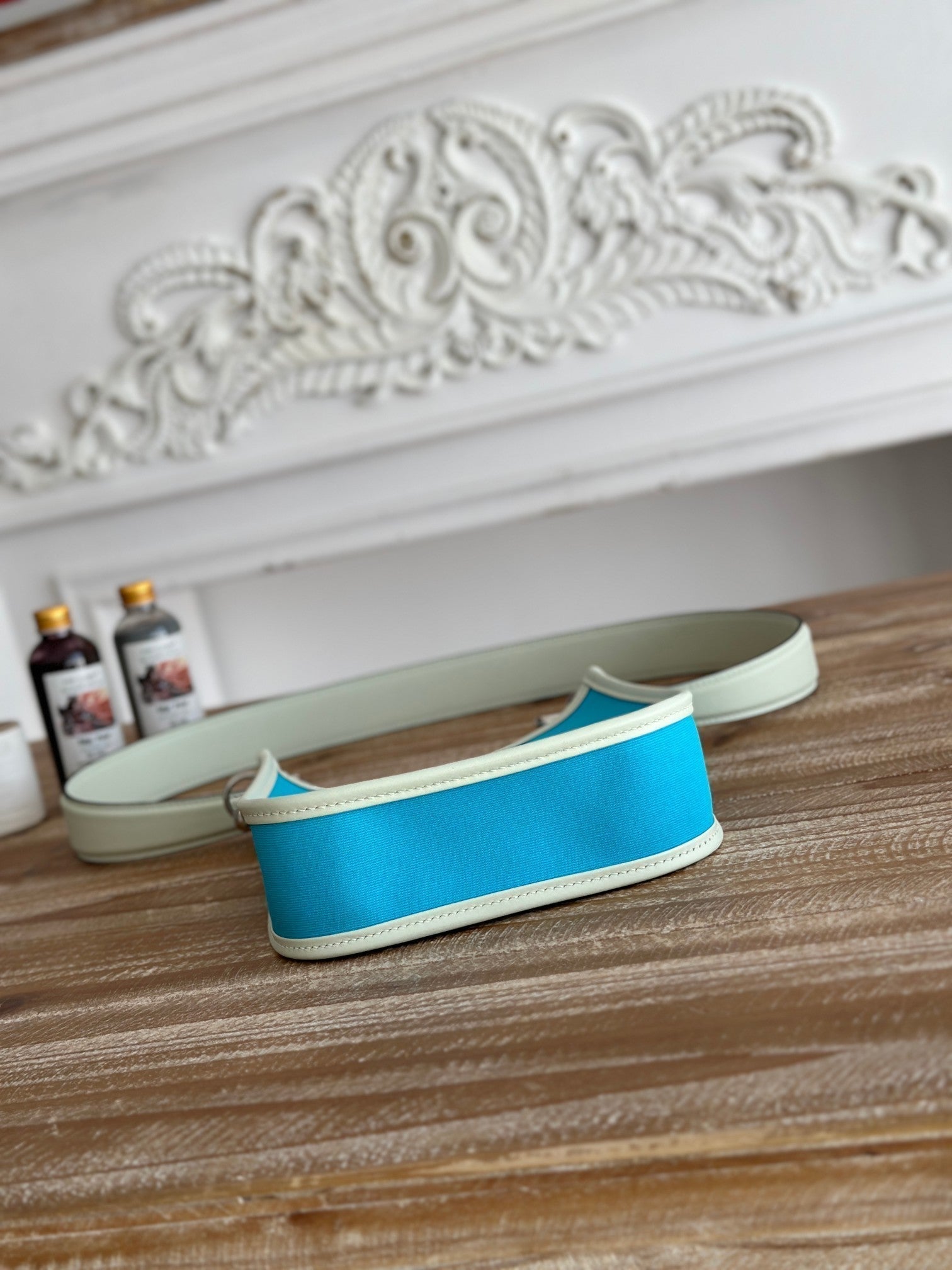 スカイブルーのキャンバスとホワイトのカーフスキンを使用したミニ ネオ 17 エブリン バッグ