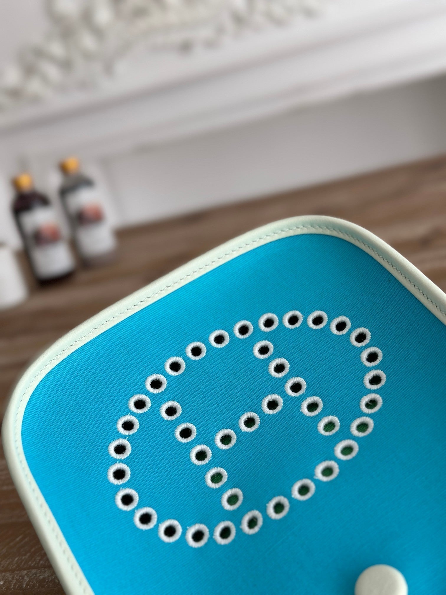 スカイブルーのキャンバスとホワイトのカーフスキンを使用したミニ ネオ 17 エブリン バッグ