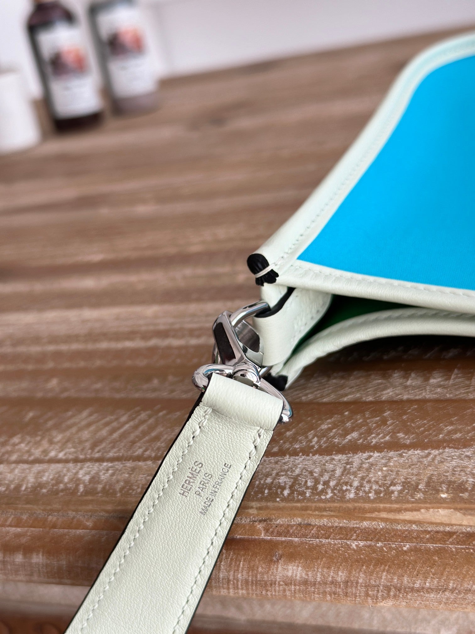 スカイブルーのキャンバスとホワイトのカーフスキンを使用したミニ ネオ 17 エブリン バッグ