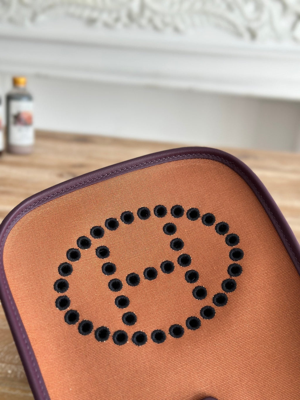 ブロンズブラウンのキャンバスとプラムパープルのカーフスキンを使用したミニ ネオ 17 エブリン バッグ