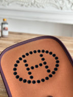 ブロンズブラウンのキャンバスとプラムパープルのカーフスキンを使用したミニ ネオ 17 エブリン バッグ