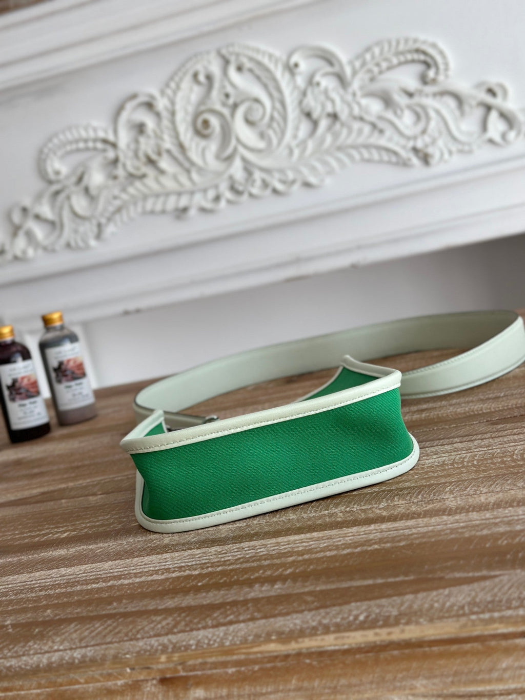 エメラルドグリーンのキャンバスとホワイトのカーフスキンを使用したミニ ネオ 17 エブリン バッグ