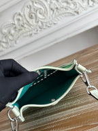 エメラルドグリーンのキャンバスとホワイトのカーフスキンを使用したミニ ネオ 17 エブリン バッグ