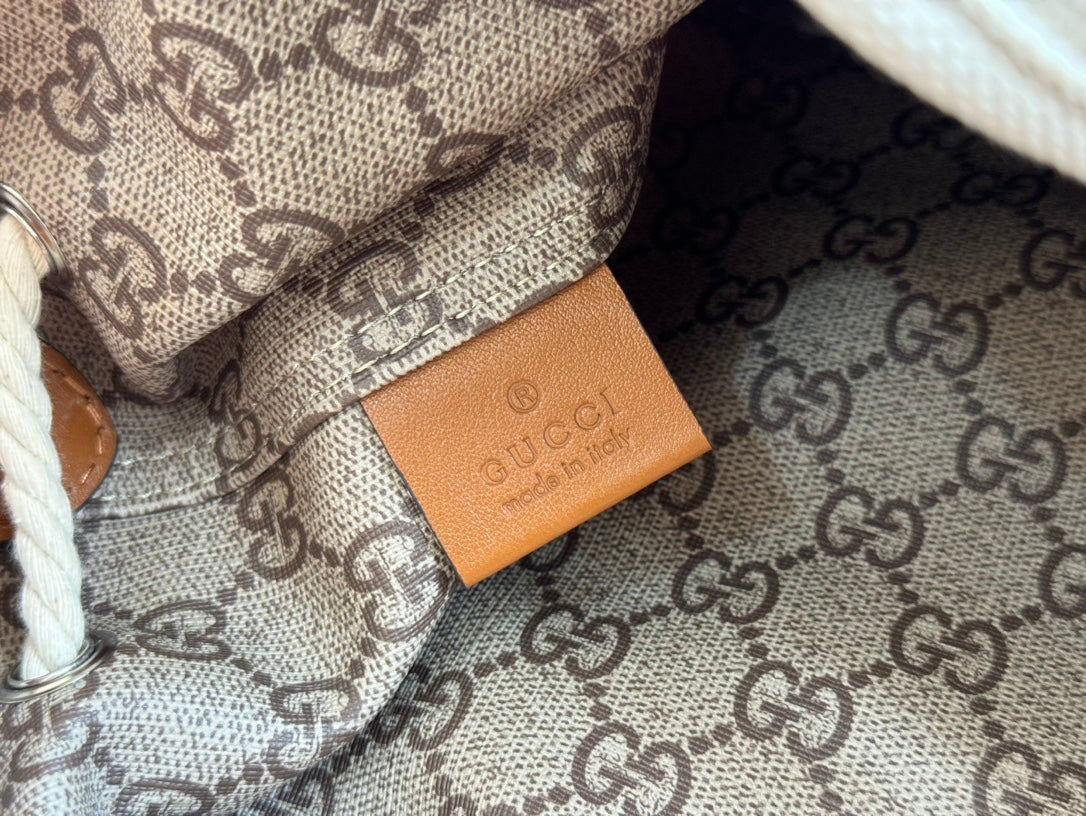 ドローストリング ショルダーバッグ ロゴプリント 31インチ ホワイトキャンバス ブラウンカーフスキン