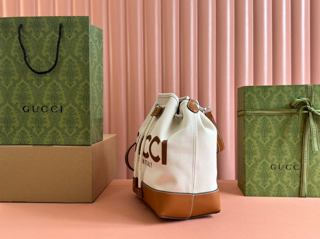 ドローストリング ショルダーバッグ ロゴプリント 31インチ ホワイトキャンバス ブラウンカーフスキン