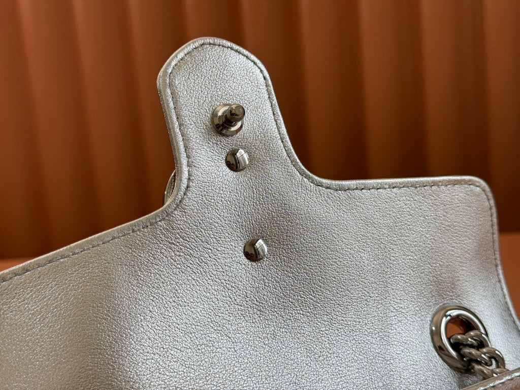 マーモント ミディアム ショルダーバッグ 23インチ シルバー パテントカーフスキン