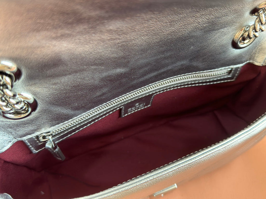 マーモント ミディアム ショルダーバッグ 26インチ シルバー パテントカーフスキン