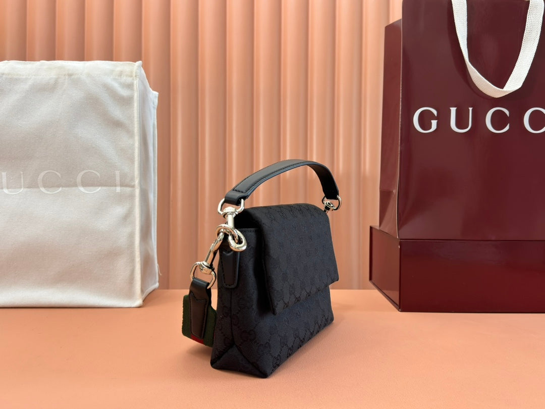 スモール クロスボディバッグ 19インチ ブラック キャンバス モノグラムロゴ