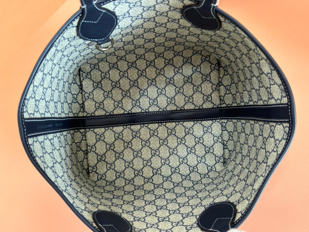 スモール トティッシマ リバーシブル トートバッグ 22 ダークブルーデニム 片面ベージュ、もう片面ブルーカーフスキン