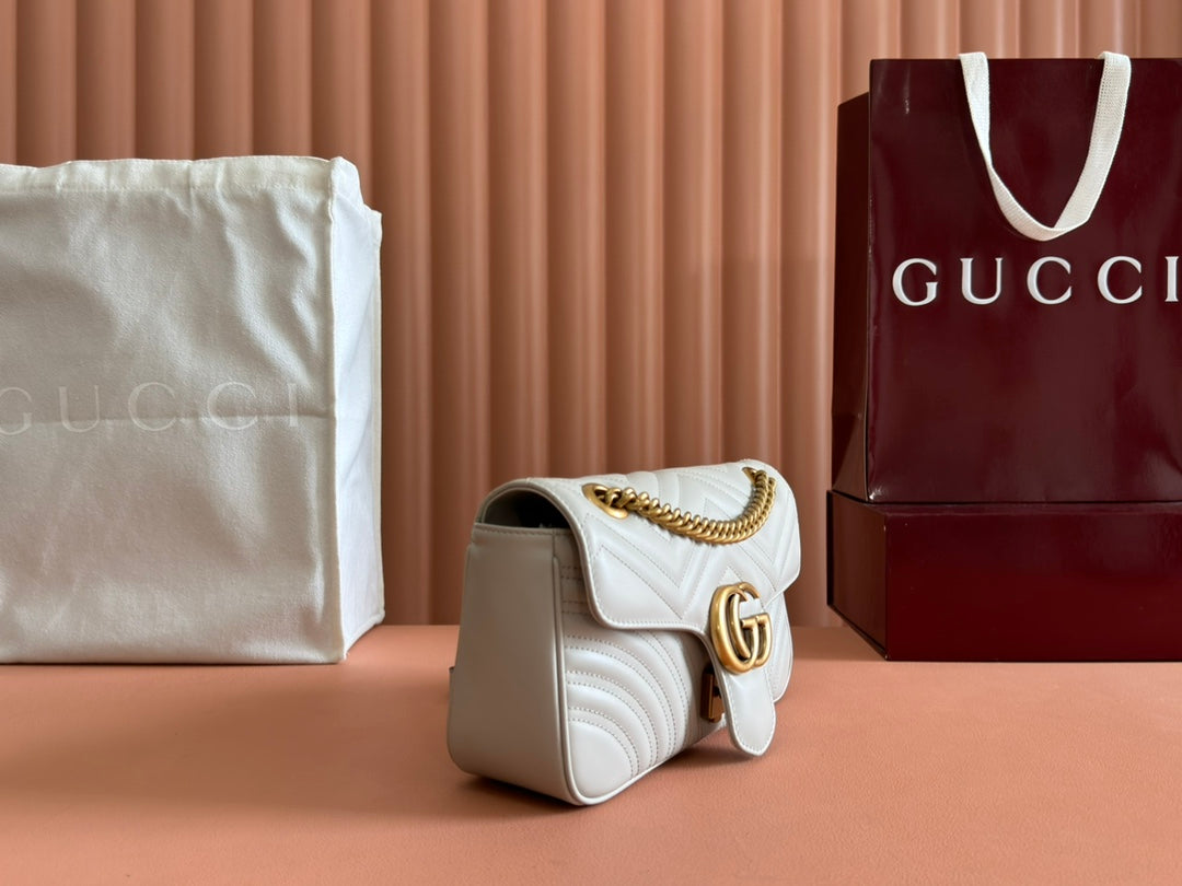 GGマーモント マトラッセ ラージ 26 バッグ ホワイト カーフスキン