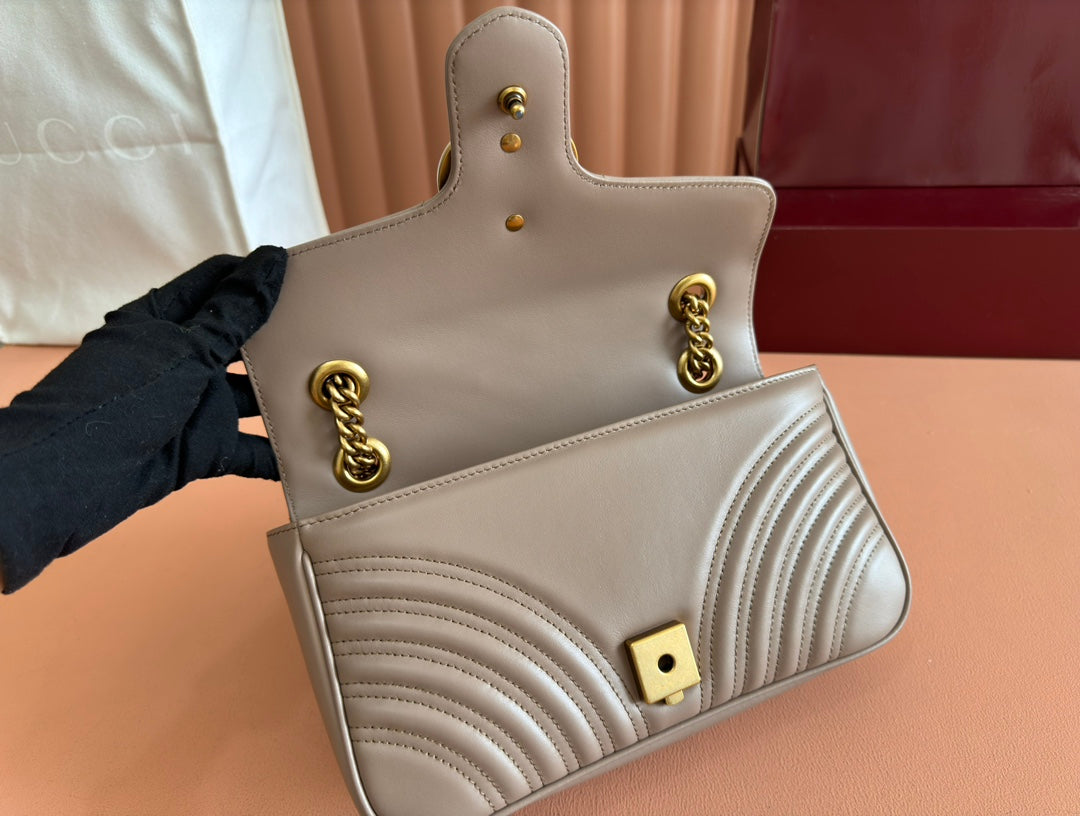 GG マーモント マトラッセ ラージ 26 バッグ ベージュ カーフスキン