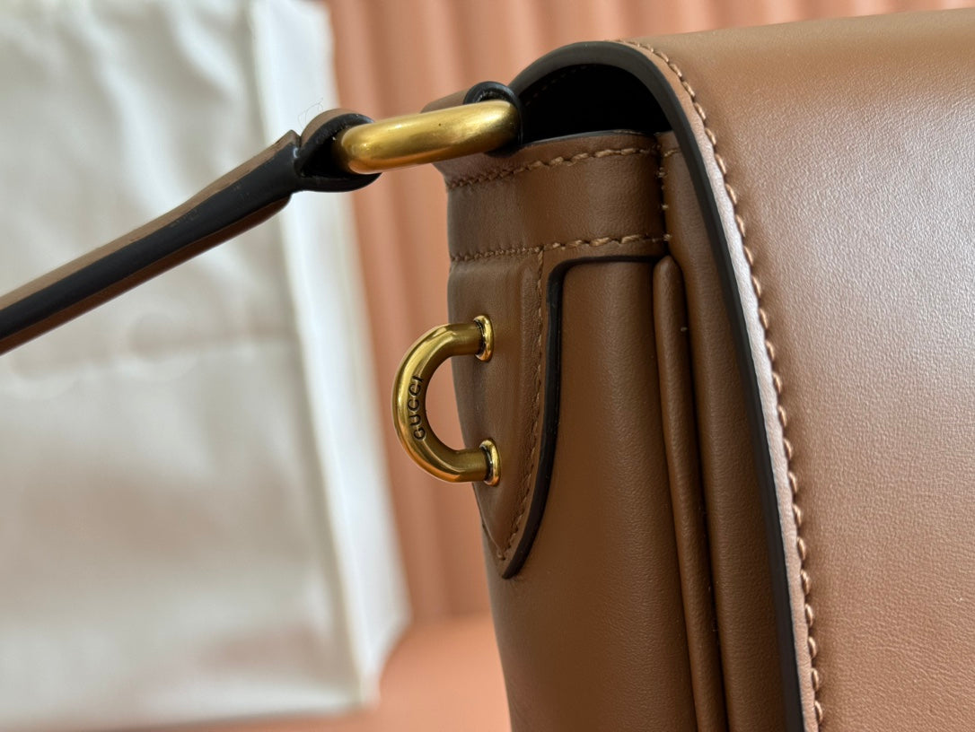 ミディアム エンブレム クロスボディバッグ 29 ブラウン カーフスキン