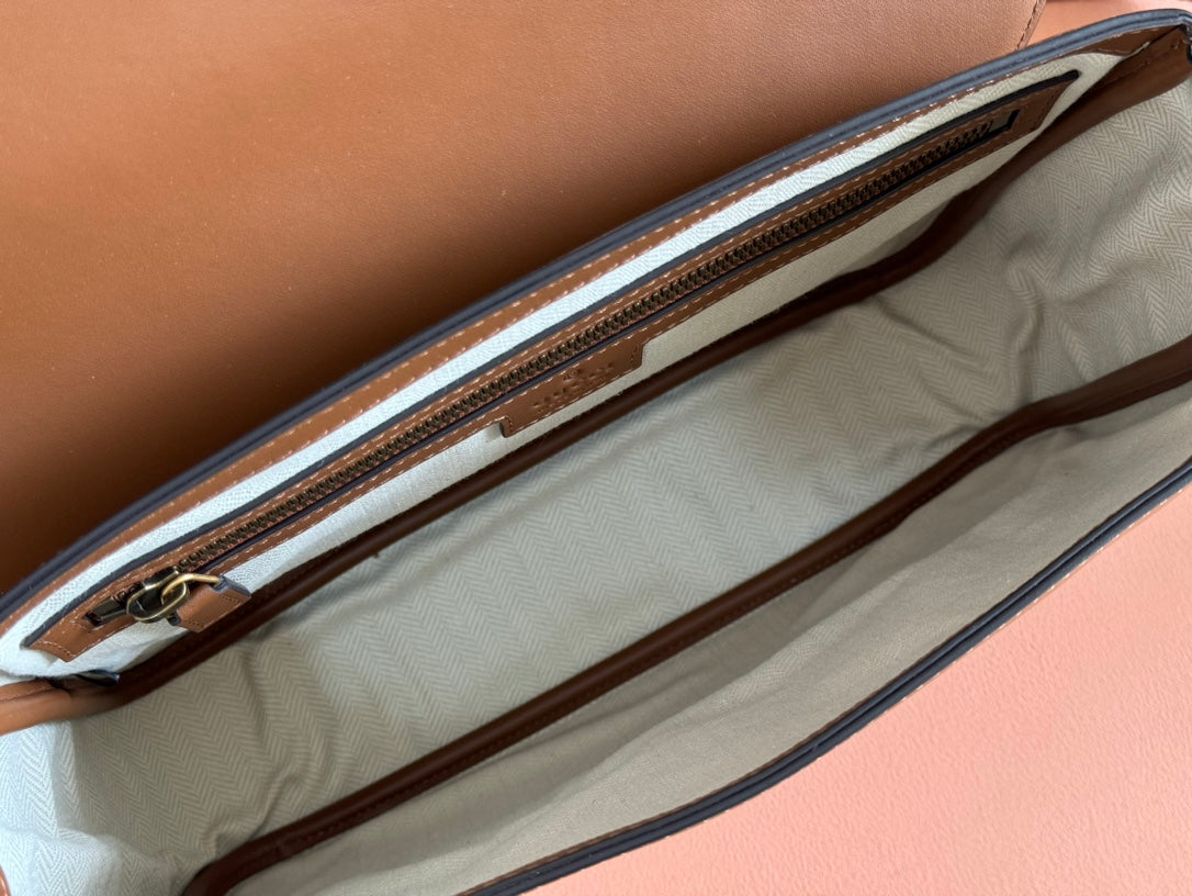 ミディアム エンブレム クロスボディバッグ 29 ブラウン カーフスキン