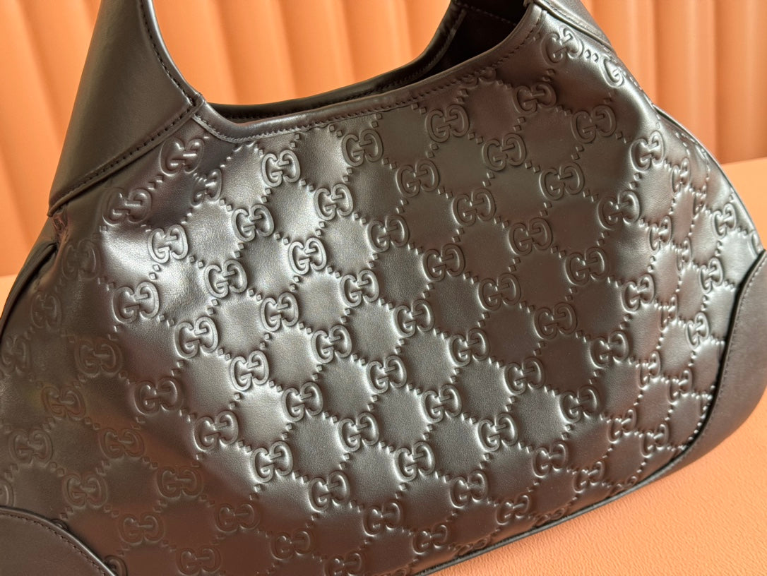 ブラックカーフスキン、ゴールド金具のミディアムBショルダーバッグ