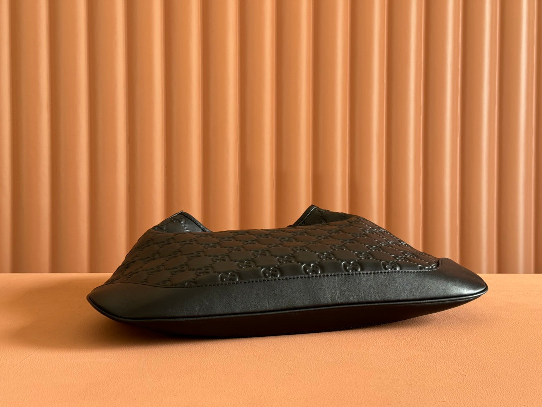 ブラックカーフスキン、ゴールド金具のミディアムBショルダーバッグ