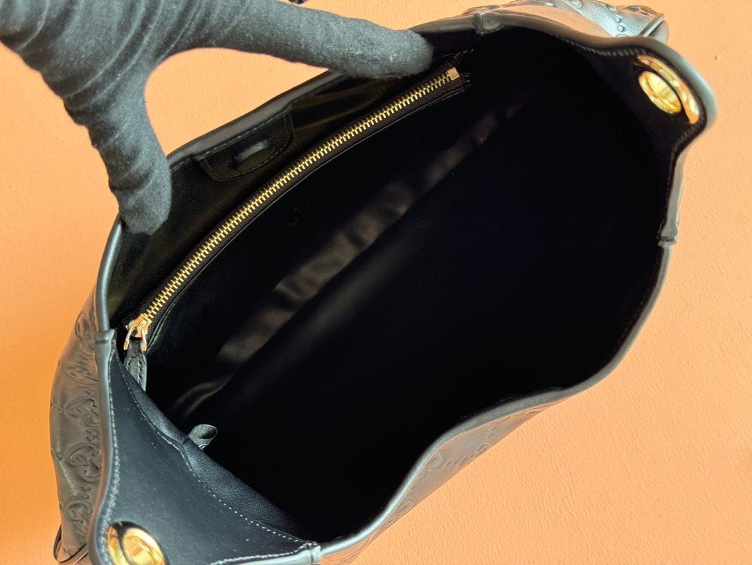 ブラックカーフスキン、ゴールド金具のミディアムBショルダーバッグ