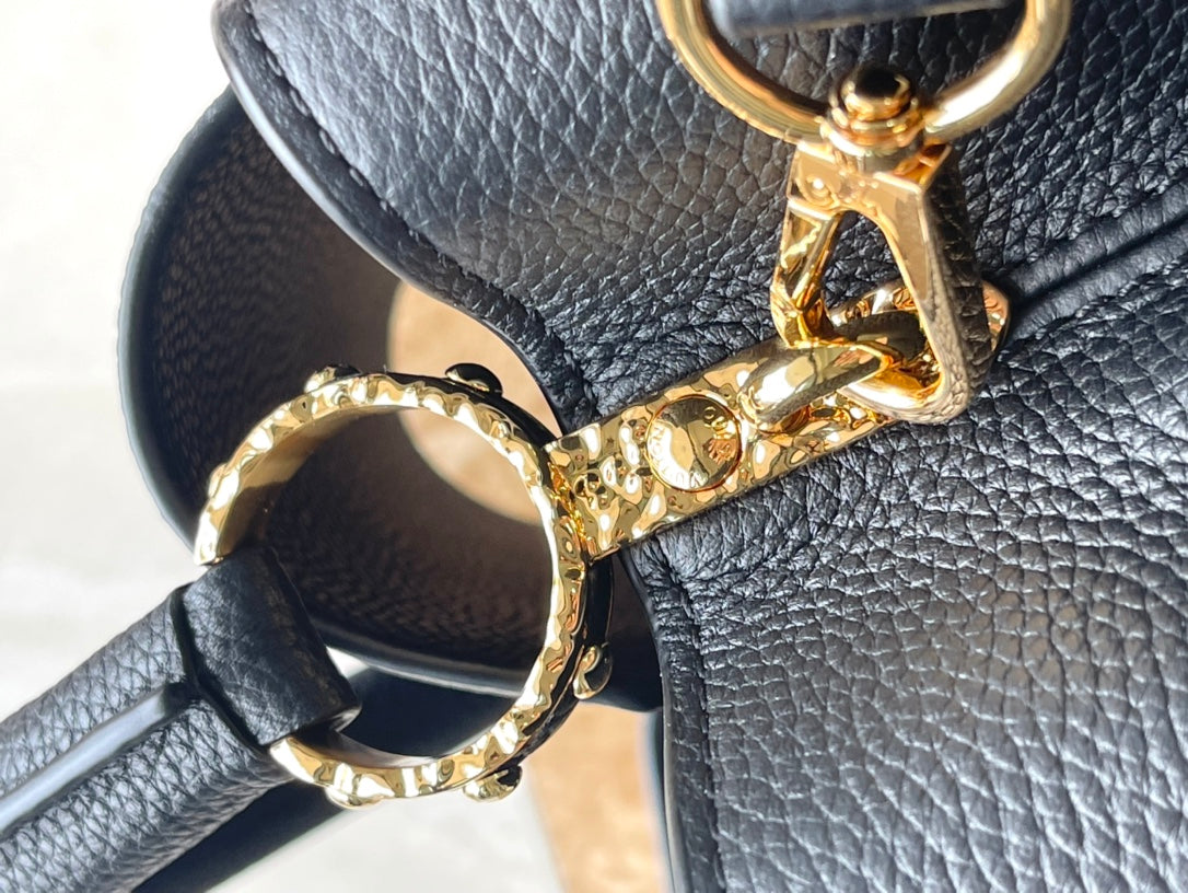 カプシーヌ イーストウエスト 33 ブラック カーフスキン ゴールド金具