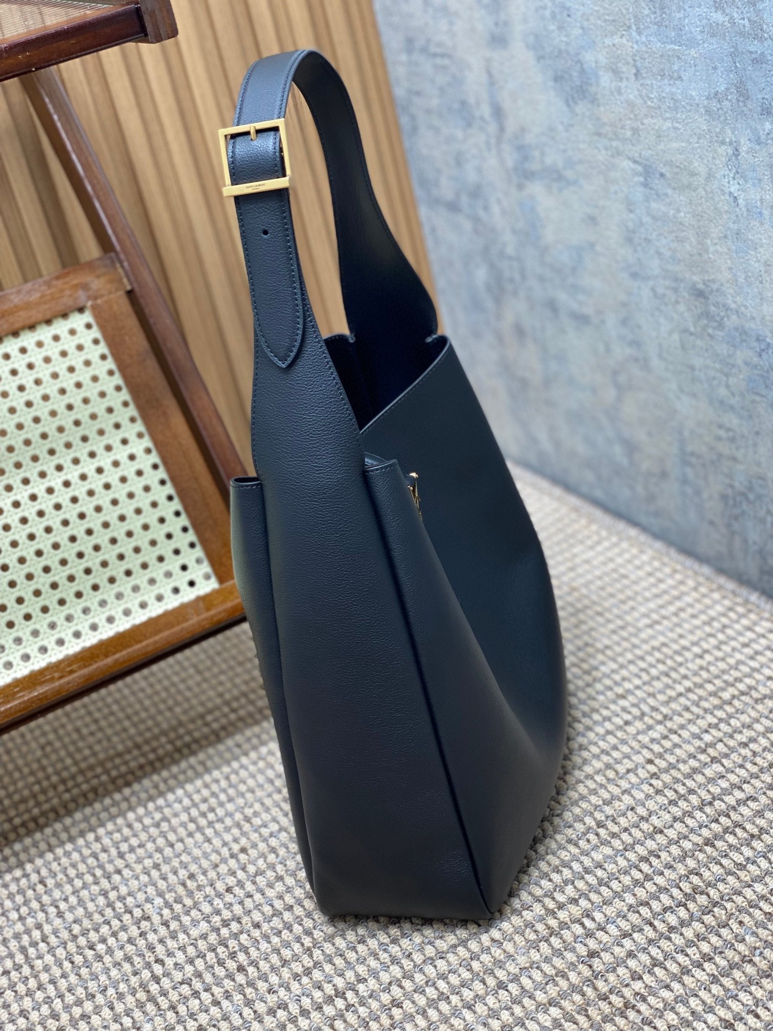 LE 5 À 7 LARGE SUPPLE BAG 31 IN NAVY BLUE CALFSKIN