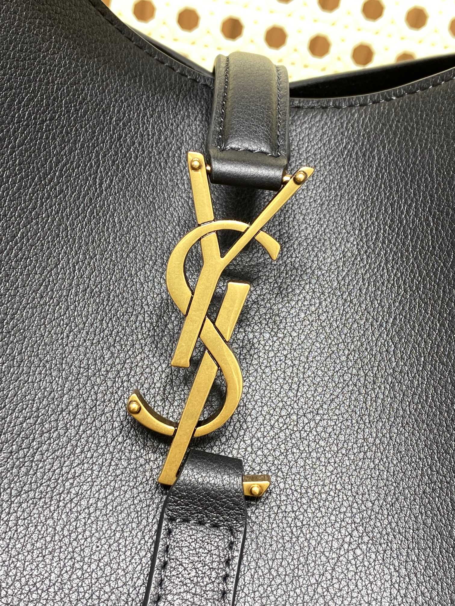 LE 5 À 7 LARGE SUPPLE BAG 31 IN NAVY BLUE CALFSKIN