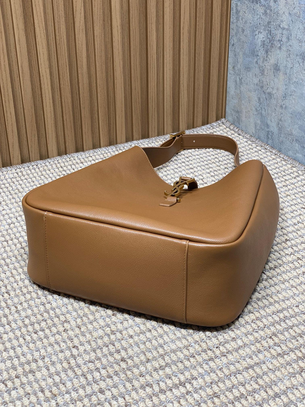 LE 5 À 7 ラージ サプリム バッグ 31 トルティーヤ ブラウン カーフスキン