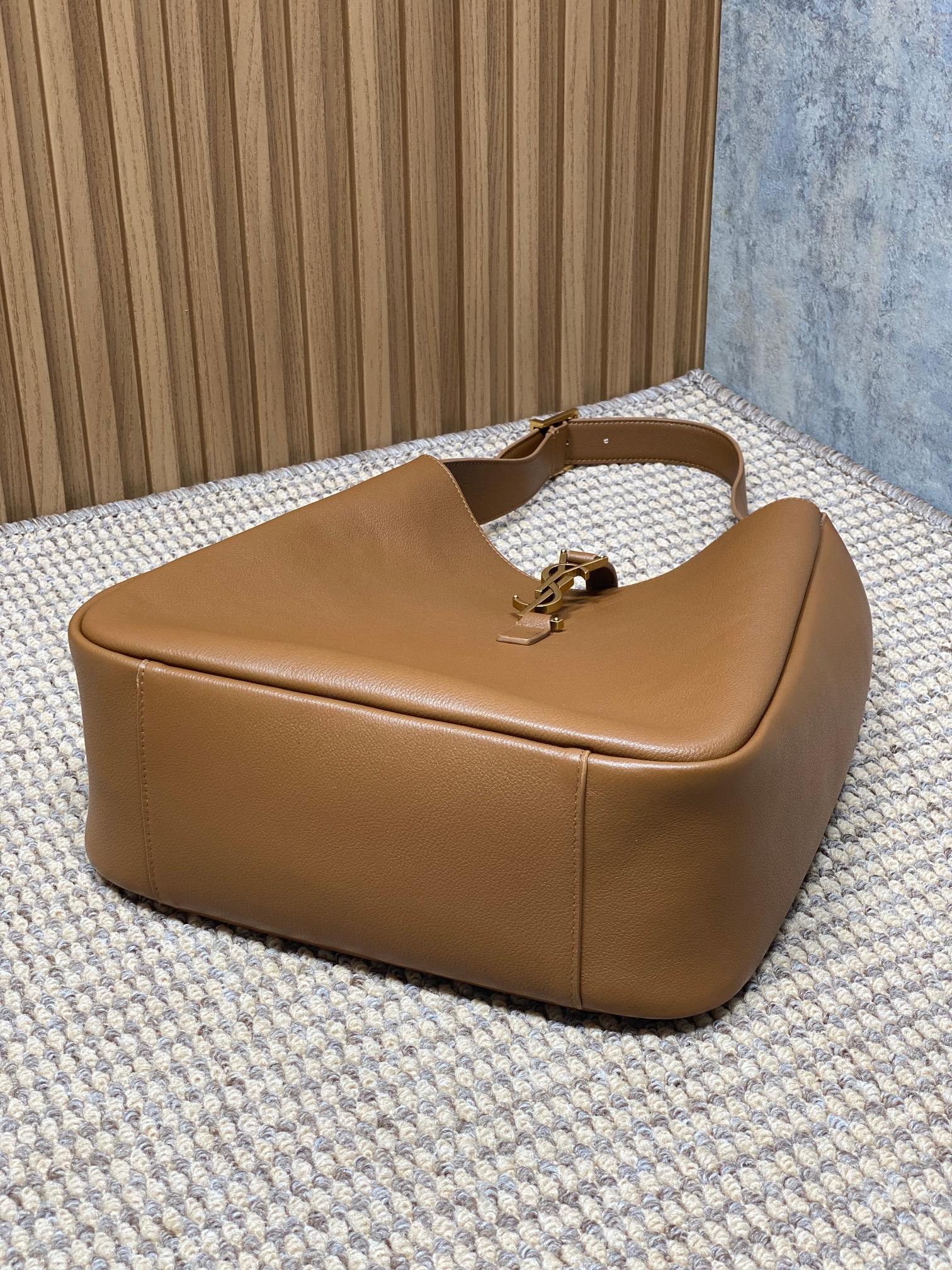 LE 5 À 7 ラージ サプリム バッグ 31 トルティーヤ ブラウン カーフスキン