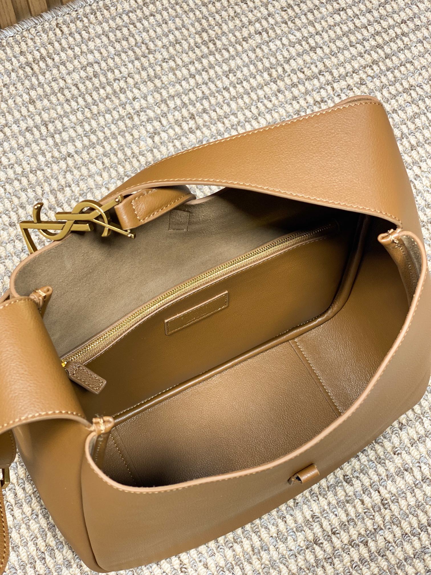 LE 5 À 7 ラージ サプリム バッグ 31 トルティーヤ ブラウン カーフスキン