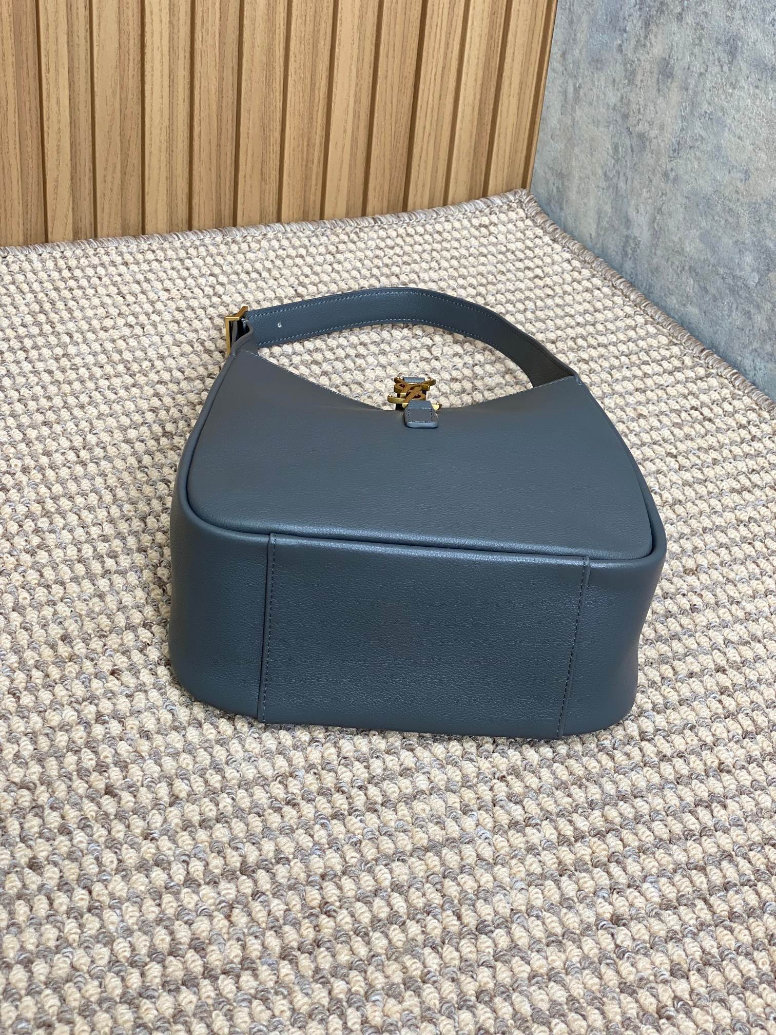 LE 5 À 7 スモール サプライ 22インチ ネパールブルー カーフスキン ゴールドバックル