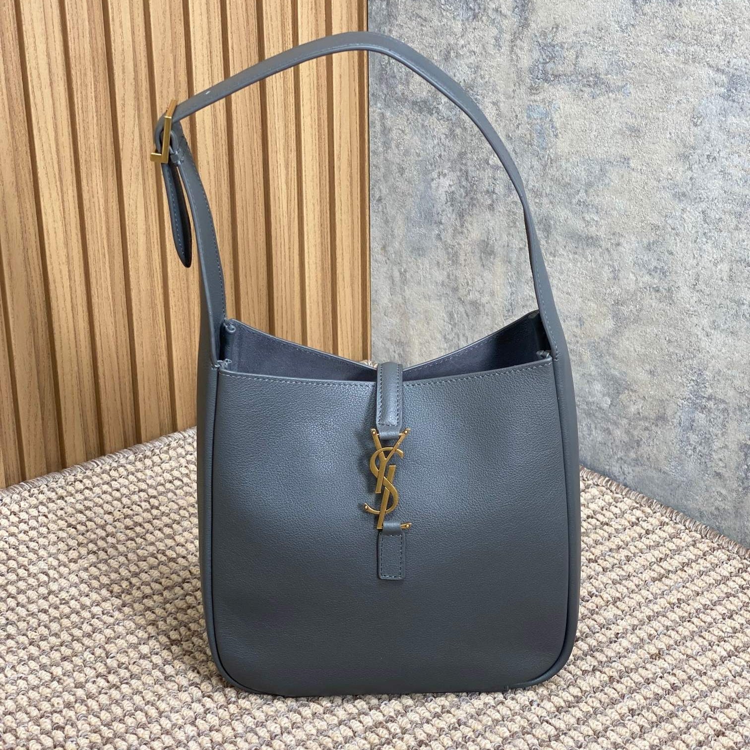 LE 5 À 7 スモール サプライ 22インチ ネパールブルー カーフスキン ゴールドバックル