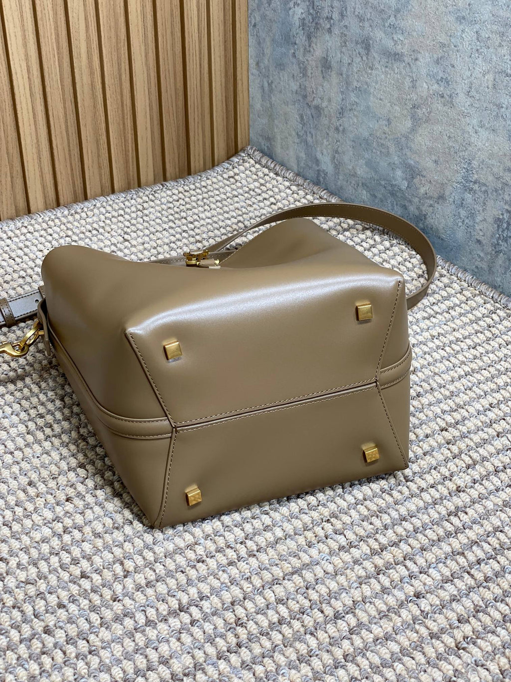 LE 37 ミディアム バケットバッグ 25インチ シダーブラウン カーフスキン ゴールド金具