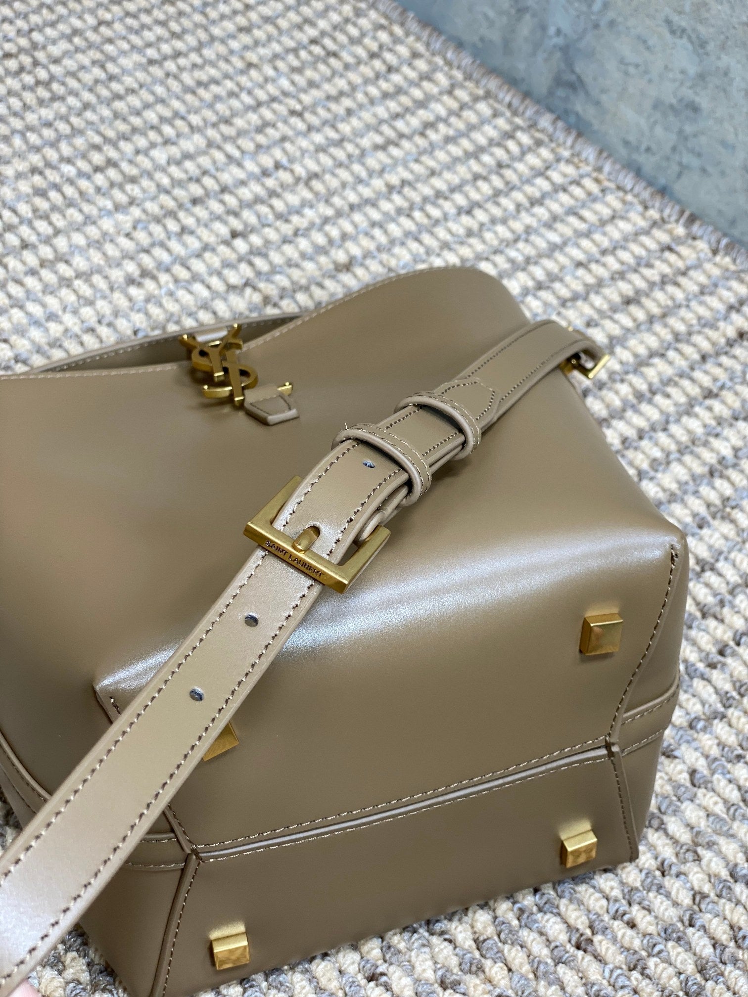 LE 37 SMALL BUCKET BAG 20 IN CEDAR BROWN CALFSKIN GOLD HARDWARE