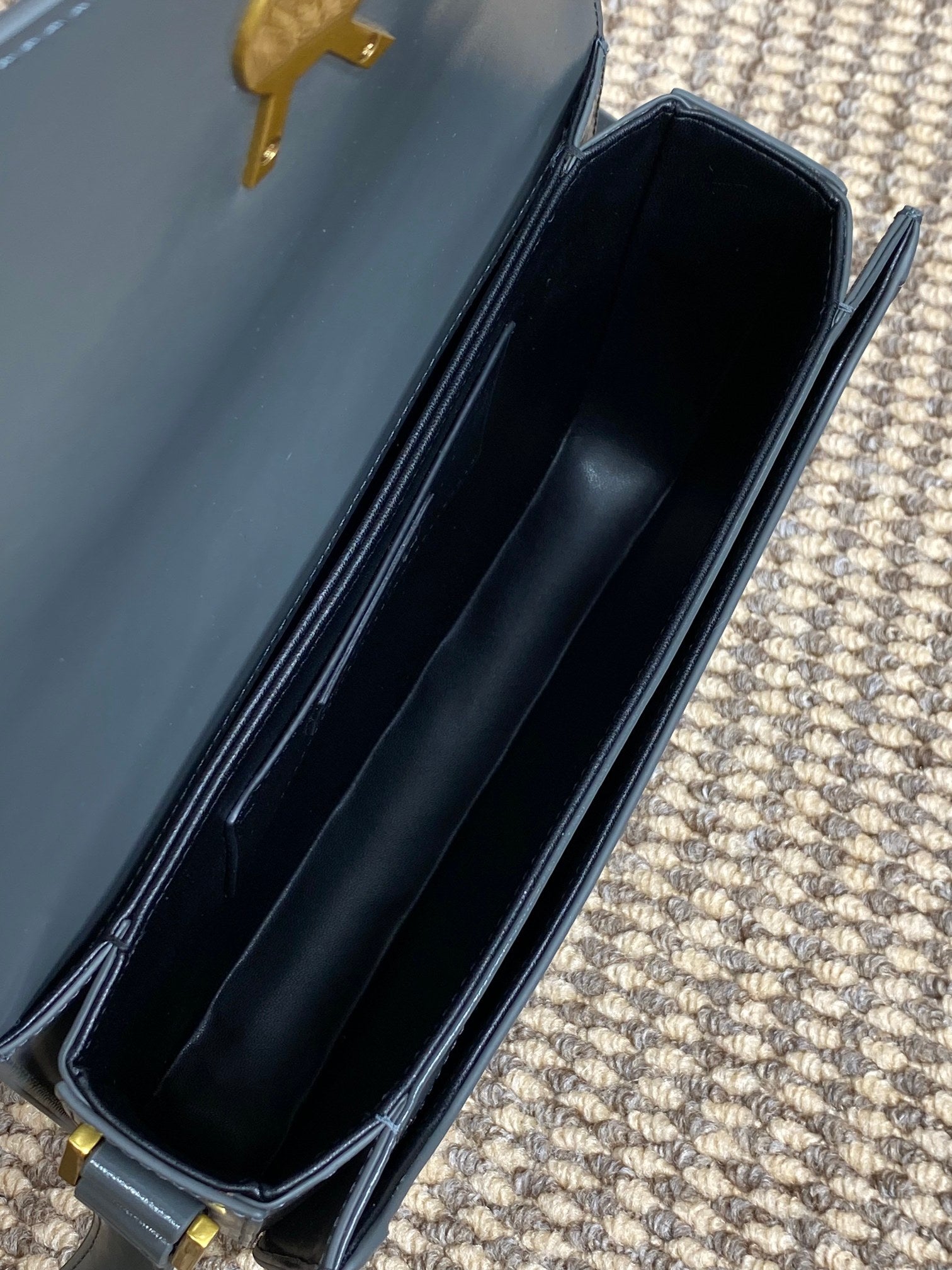 ソルフェリーノ スモールサッチェル 23インチ ダークグレー カーフスキン ゴールド金具