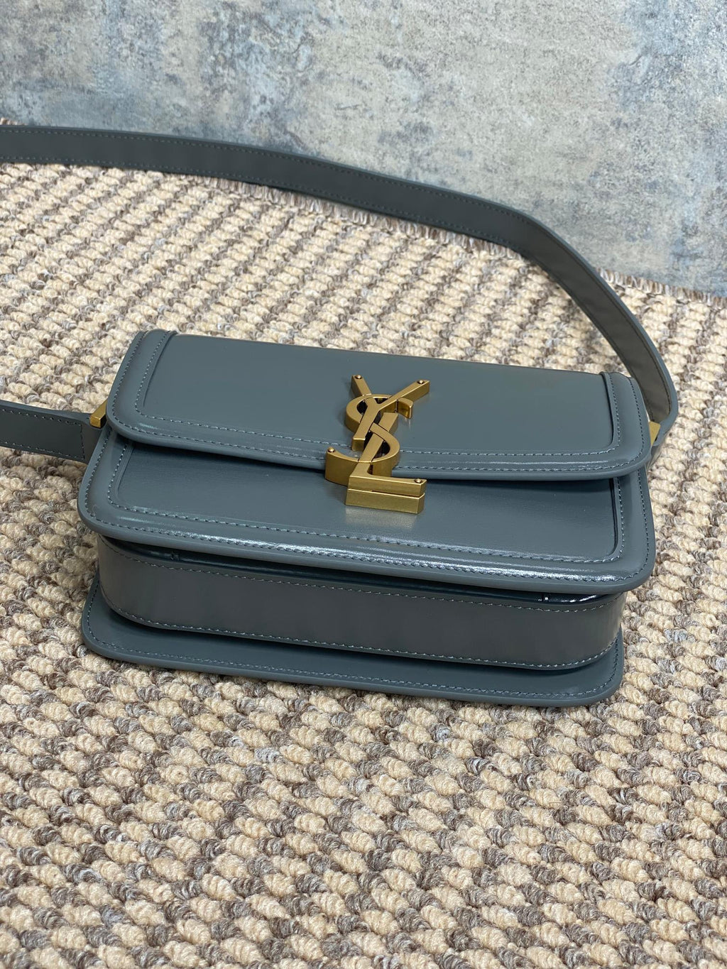 ソルフェリーノ スモールサッチェル 19インチ ダークグレー カーフスキン ゴールド金具