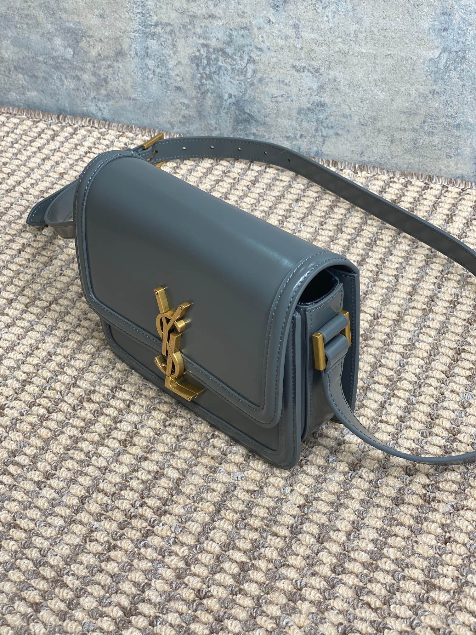 ソルフェリーノ スモールサッチェル 19インチ ダークグレー カーフスキン ゴールド金具