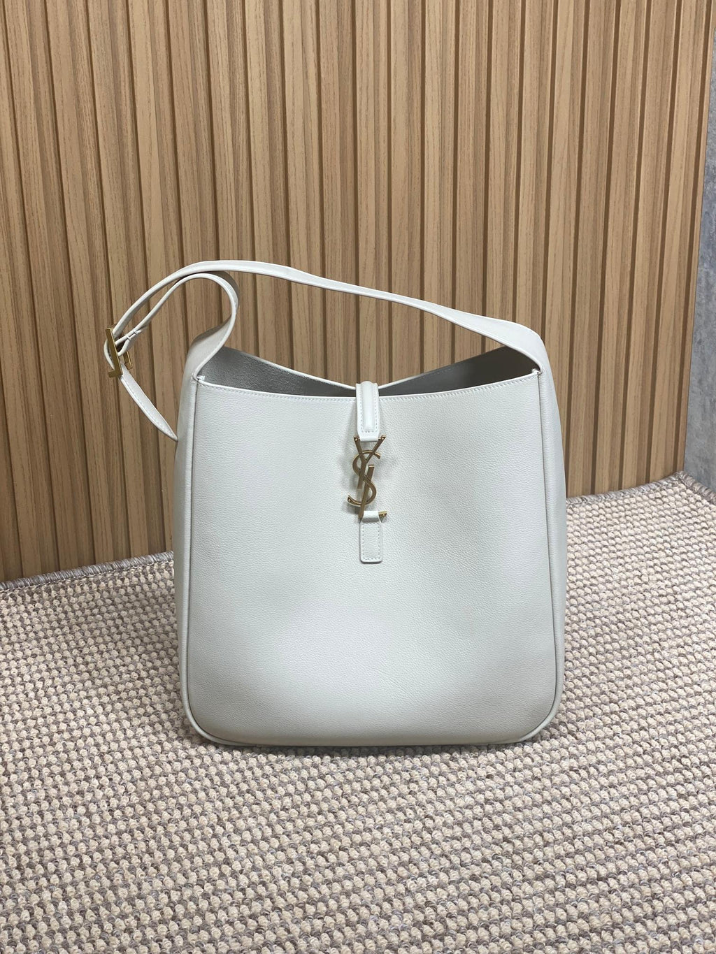 LE 5 À 7 LARGE SUPPLE BAG 31 IN WHITE CALFSKIN