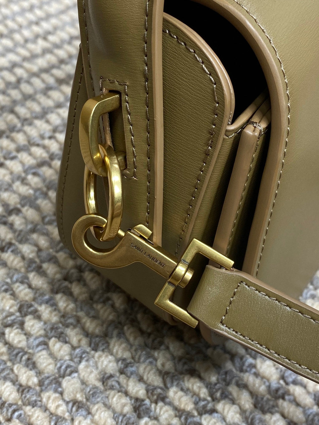 ヴォルテール ハーフムーン ショルダーバッグ 24インチ シダーブラウン カーフスキン ゴールドメタリック