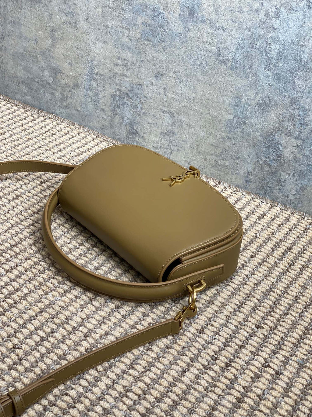 ヴォルテール ハーフムーン ショルダーバッグ 24インチ シダーブラウン カーフスキン ゴールドメタリック