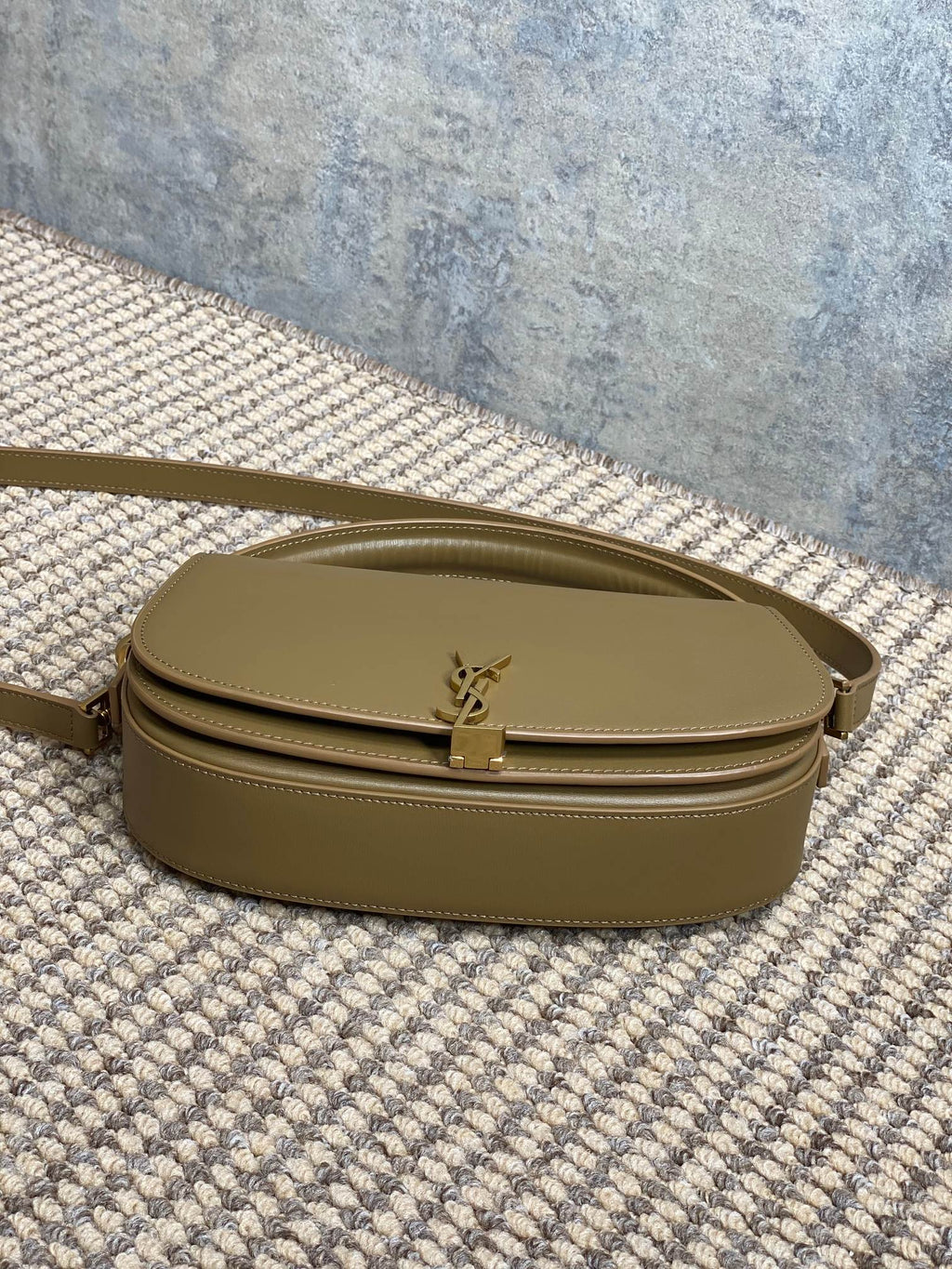 ヴォルテール ハーフムーン ショルダーバッグ 24インチ シダーブラウン カーフスキン ゴールドメタリック